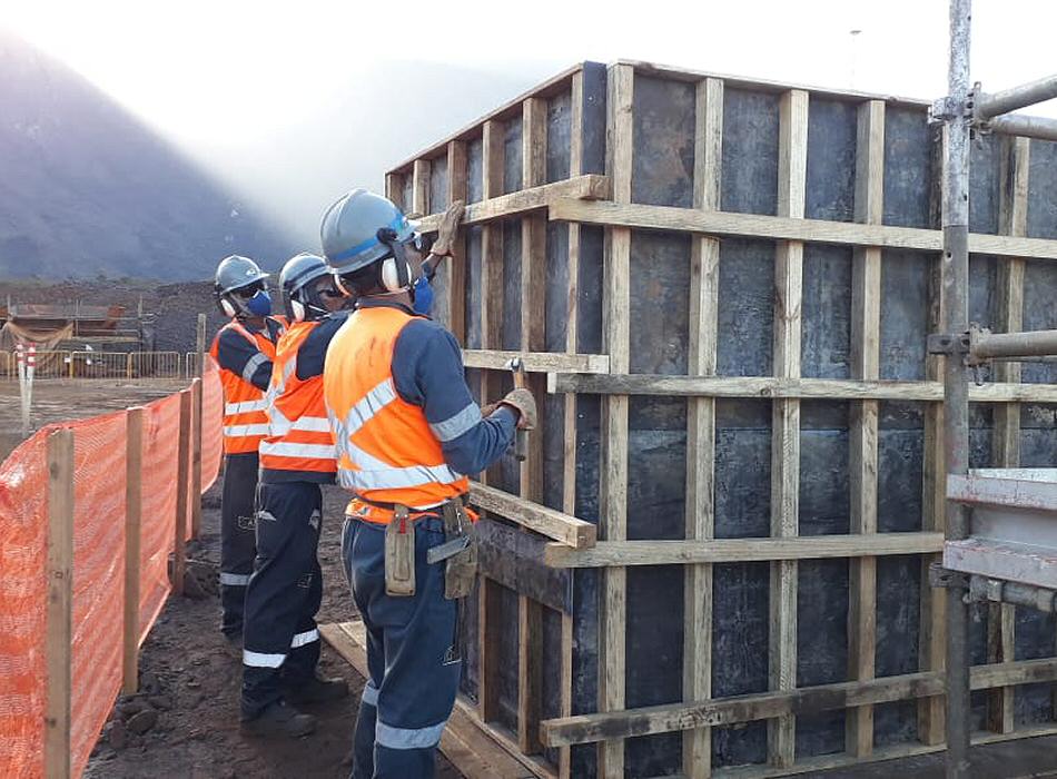 Construção de caixas de passagem de rede de dutos para interligação à Sala Elétrica da Britagem em FZ