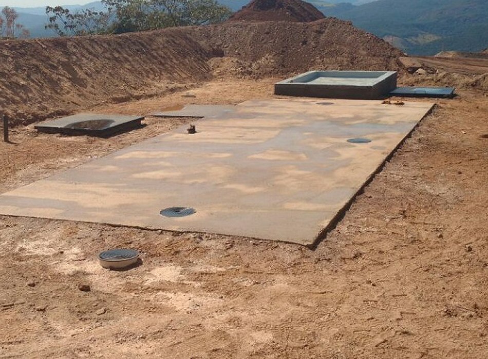 Construção de base para contenção de gerador e piso para locação de contêiner.