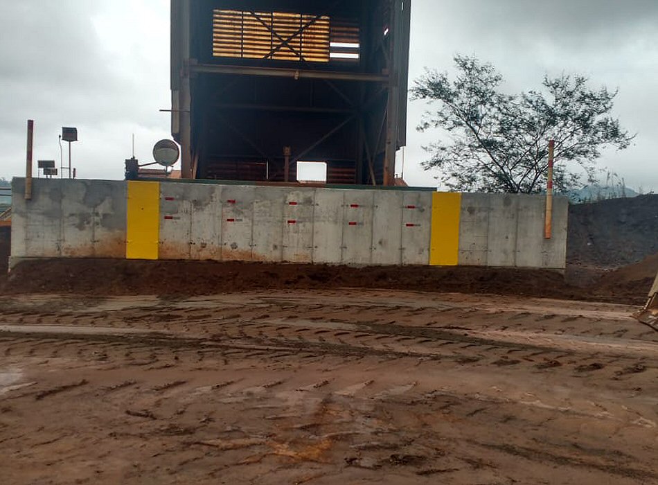 Construção de muro/ batente para equipamentos pesados
